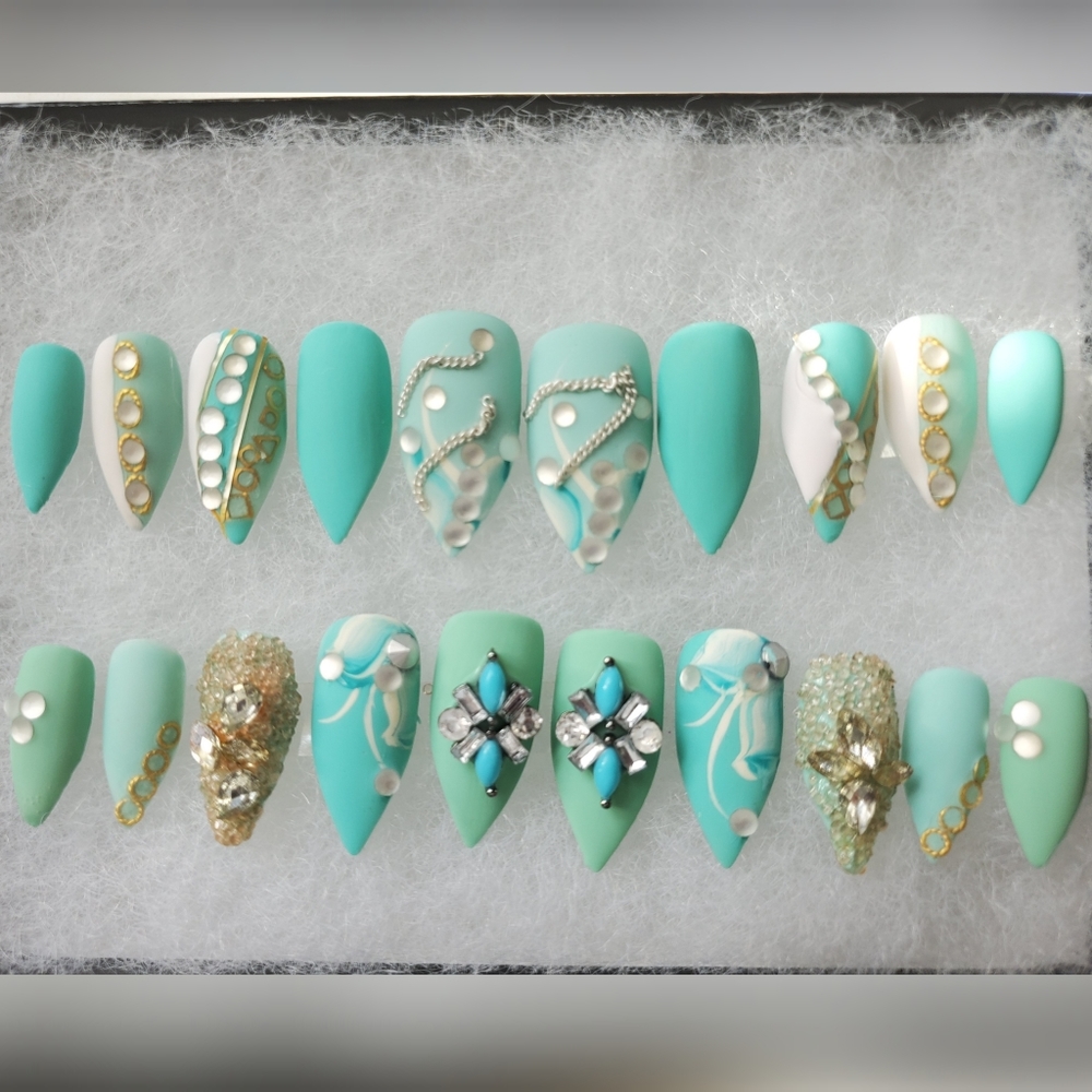 Luxurious press-on Nails - Picture 11 of 13